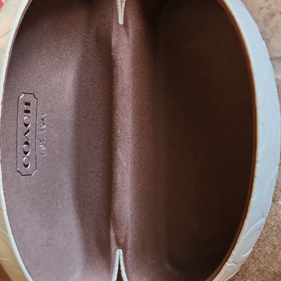 Coach hardshell CC monogram glasses holder - Picture 2 of 7